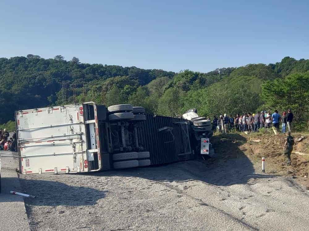 Tráiler vuelca sobre el libramiento Perote- Xalapa