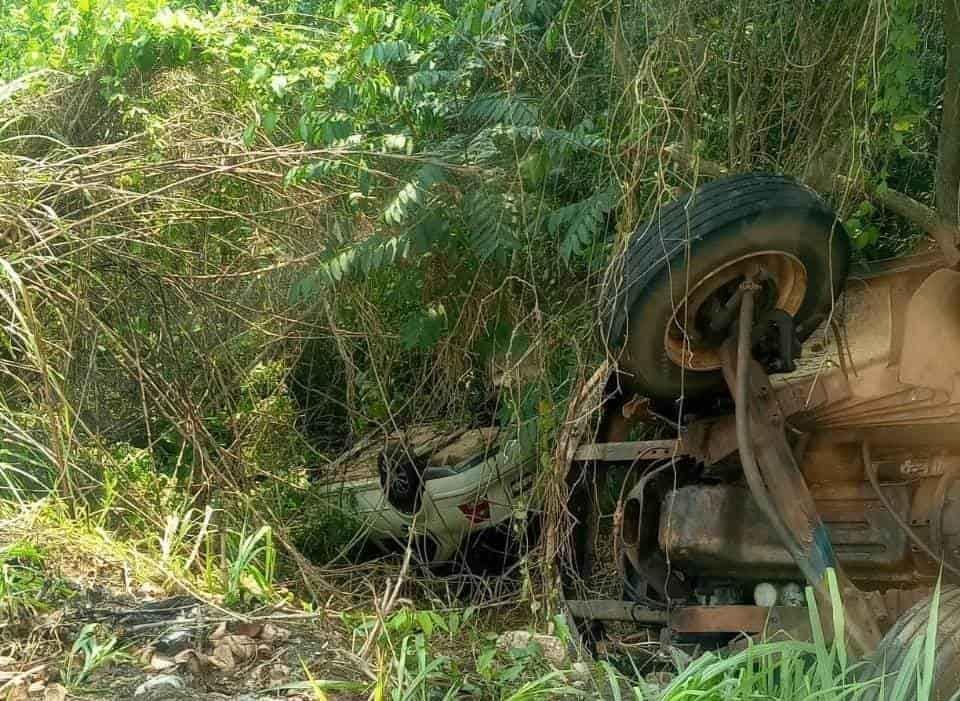 Conductor vuelca en su automóvil en Chinameca; resulta herido
