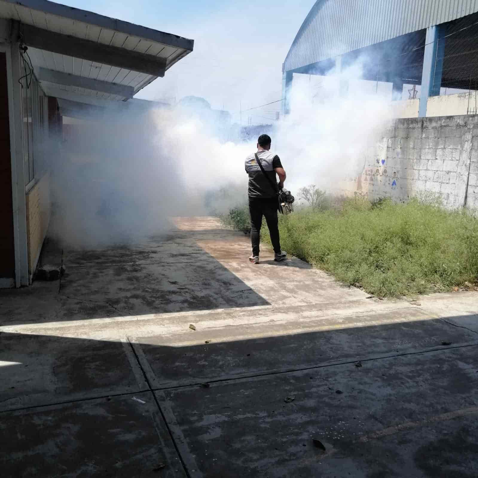 Fumigan espacios públicos para evitar propagación de dengue en Úrsulo Galván