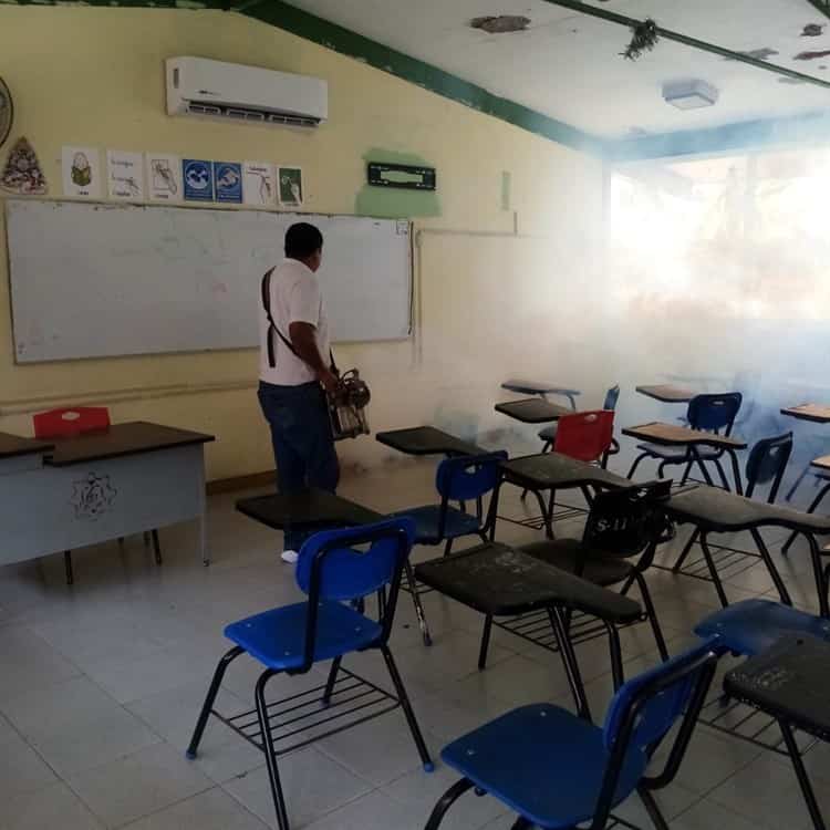 Fumigan escuelas en Úrsulo Galván para evitar propagación del mosco del dengue