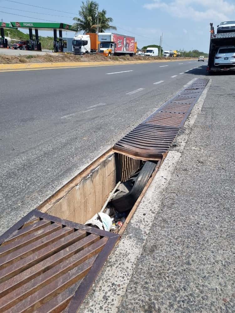 Peligran conductores por tragatormentas sin rejilla sobre el libramiento Paso del Toro-Santa Fe