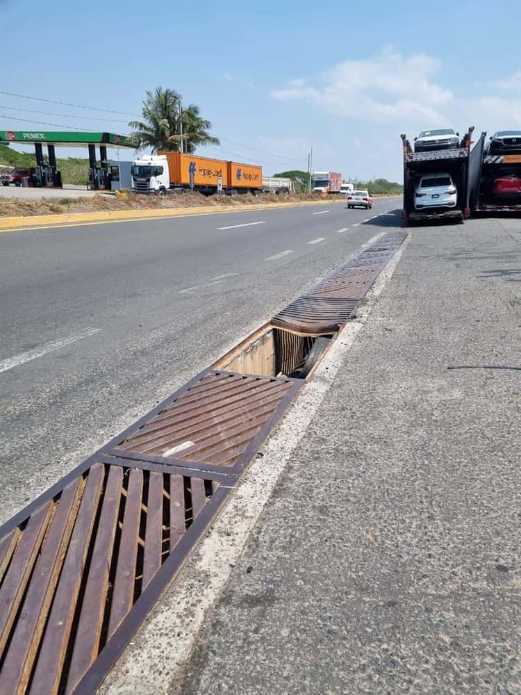 Peligran conductores por tragatormentas sin rejilla sobre el libramiento Paso del Toro-Santa Fe