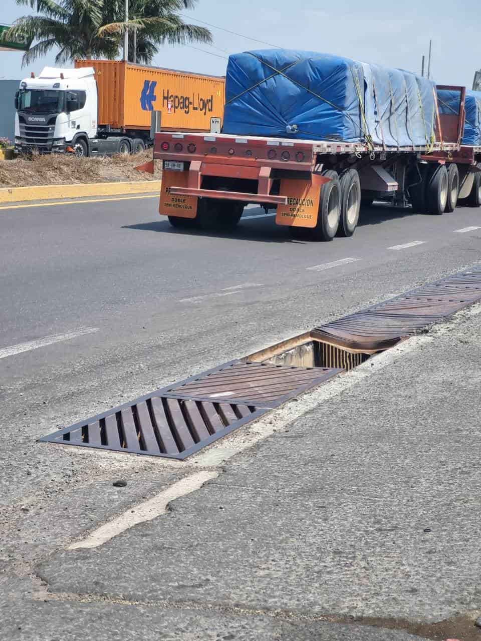 Peligran conductores por tragatormentas sin rejilla sobre el libramiento Paso del Toro-Santa Fe