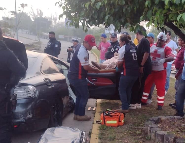 Auto lujoso se estrella contra poste en sur de Veracruz; dos heridos