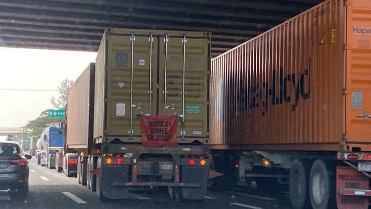 Bloqueo de transportistas se intensifica y genera caos en la zona portuaria de Veracruz (+Video)