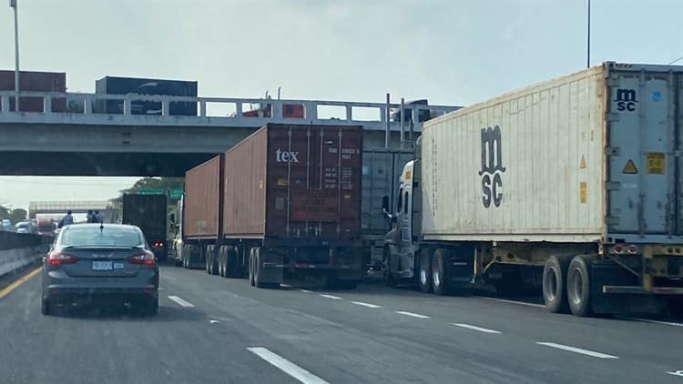 Bloqueo de transportistas se intensifica y genera caos en la zona portuaria de Veracruz (+Video)