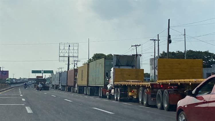 Bloqueo de transportistas se intensifica y genera caos en la zona portuaria de Veracruz (+Video)