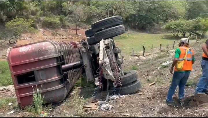 Se desprenden tolvas de tráiler sobre la carretera Cardel – Nautla
