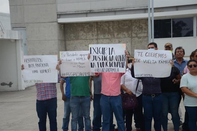 Se manifiestan en la Fiscalía de Veracruz, acusa a su expareja de llevarse a su hija a Rusia(+Video)