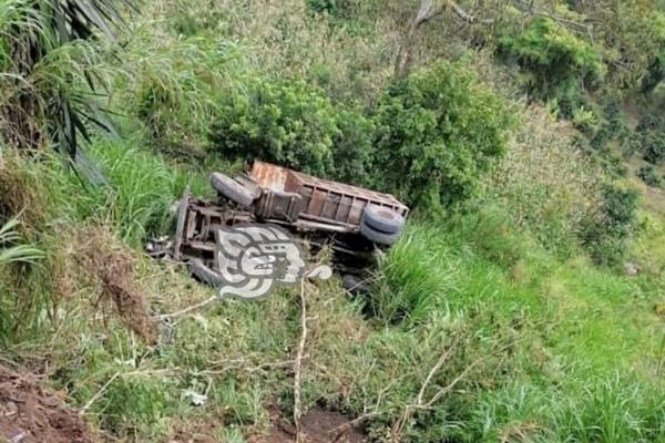 Camión de carga vuelca y termina en el fondo de un barranco