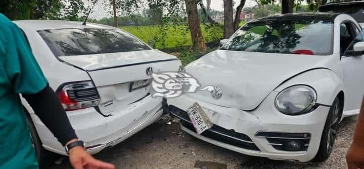 Camioneta causa carambola de 4 autos en Martínez