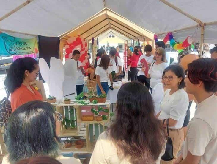 Alumnos de la UV realizan feria de emprendedores