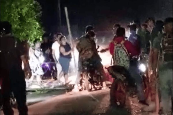 ¡A palazos! Tunden a motociclista por intentar cruzar un bloqueo (+Video)