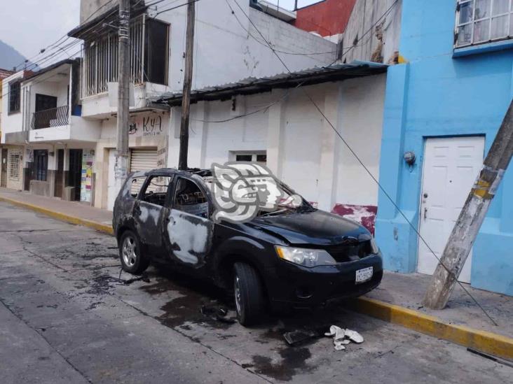 Pelea de pareja termina con camioneta quemada en Mendoza