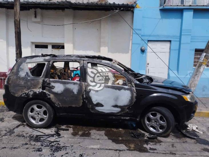 Pelea de pareja termina con camioneta quemada en Mendoza