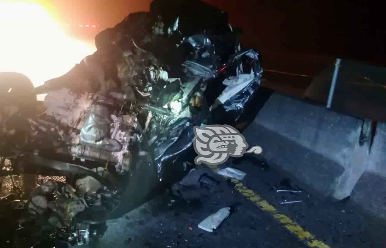 Vuelca automóvil en el libramiento de Xalapa; hay un muerto y dos heridos