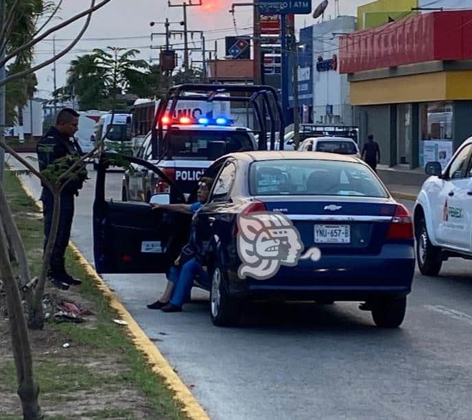 Mujer al volante atropella a moto repartidor en Minatitlán (+Video)