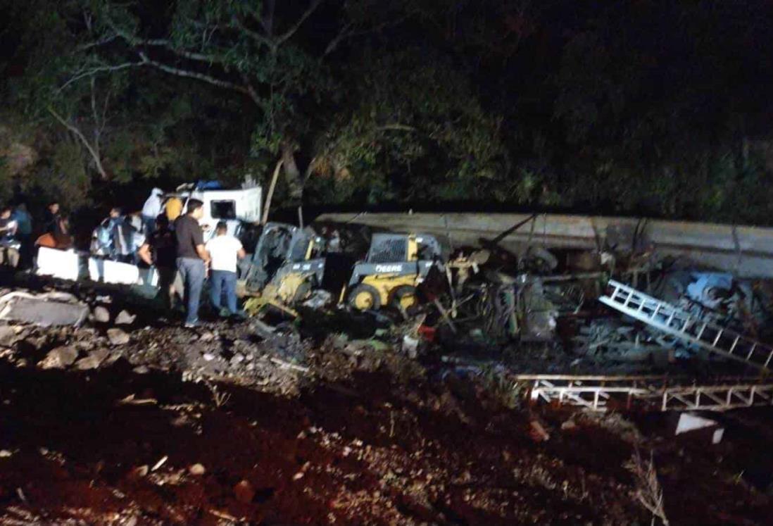 Se vuelca tráiler con maquinaria, se dirigía al Puerto de Veracruz