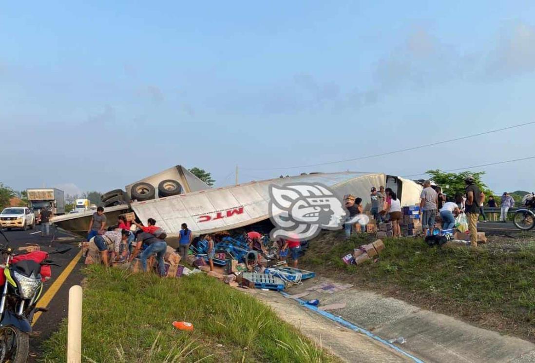 Bloqueo en Costera del Golfo por volcadura de tráiler