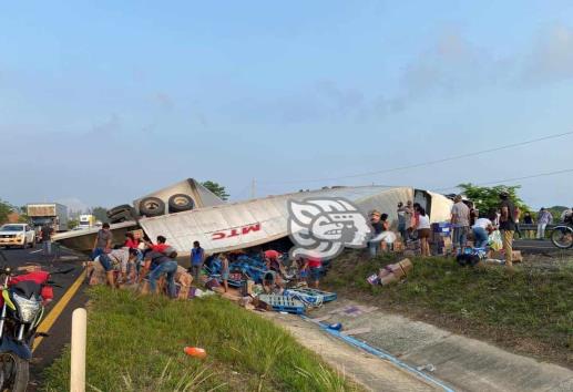 Volcadura de trailer provoca bloqueo en la Costera del Golfo