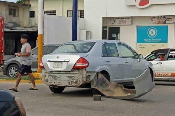 Motociclista se impacta contra un coche en Acayucan