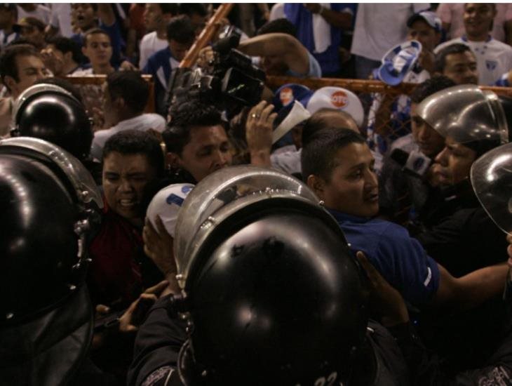 ¡Estampida en estadio de El Salvador! Hay al menos 9 muertos