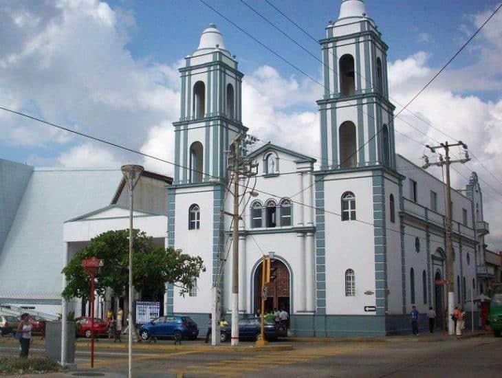 Recaudan fondos con cocina económica para mantenimiento de la catedral de Coatzacoalcos