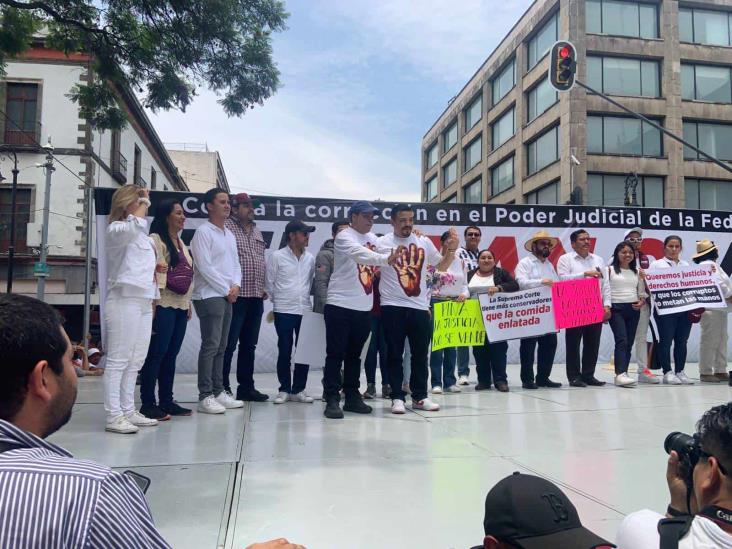 Veracruzanos se manifiestan contra SCJN en CDMX; respaldan plan C de AMLO (+Vídeo)