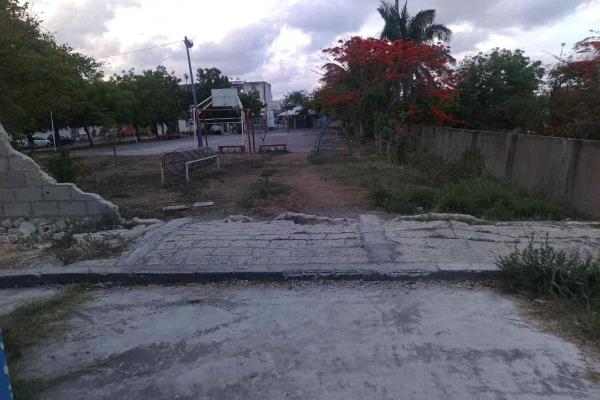 Peligro por bardas caídas cerca de un parque en Lagos de Puente Moreno