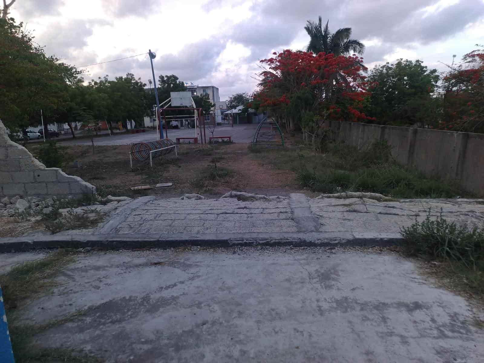 Peligro por bardas caídas cerca de un parque en Lagos de Puente Moreno