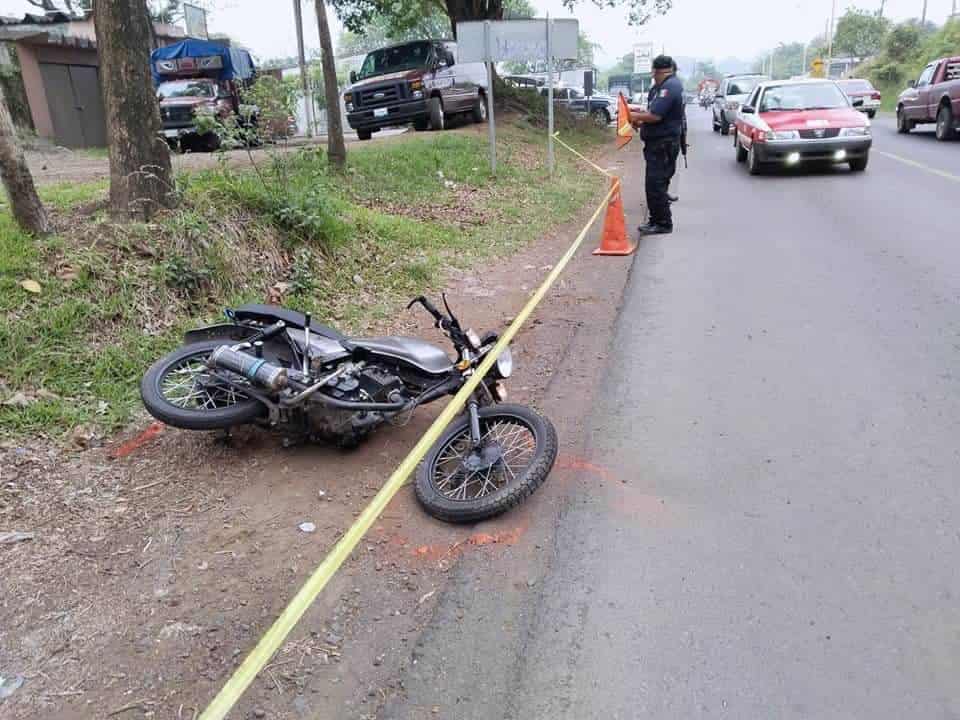 Motociclista sufre accidente en San Andrés Tuxtla; se encuentra delicado de salud