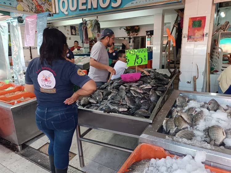 Apenas sobreviven con ventas en mercado de pescaderías