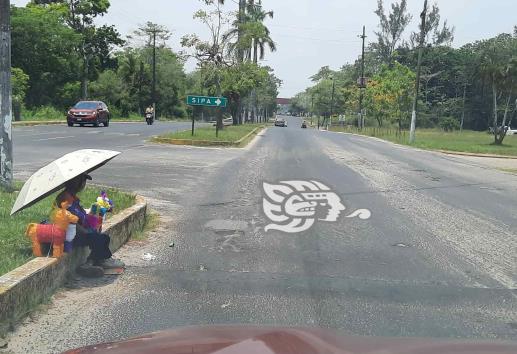 ¿Explotación infantil? mandan a menor a vender piñatas bajo intento rayos del sol