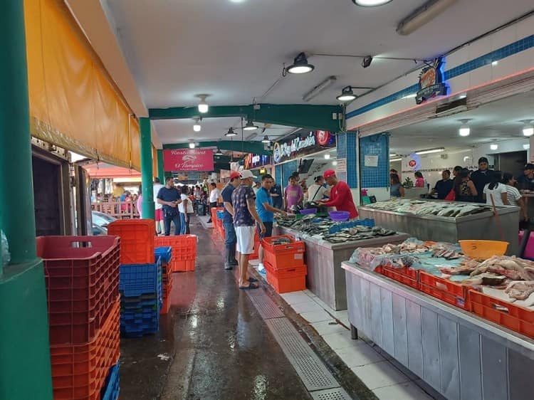 Apenas sobreviven con ventas en mercado de pescaderías