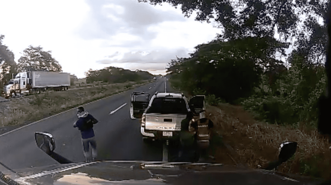 Sujetos armados levantan a conductor de tráiler en carretera de Veracruz (+video)