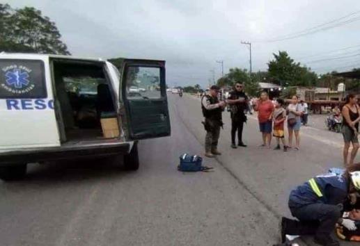 Sujeto ebrio se avienta contra auto en movimiento en Puente Nacional