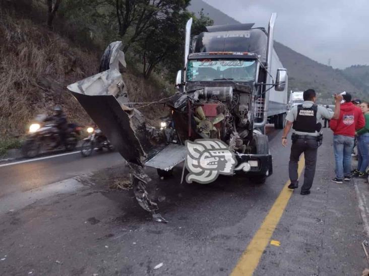 Carambola entre tráileres en tramo carretero Nogales- Ciudad Mendoza