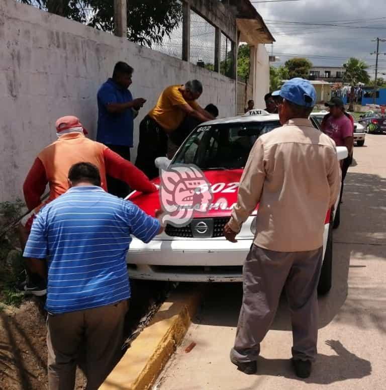 Taxi acabó en una cuneta tras perder el control del auto