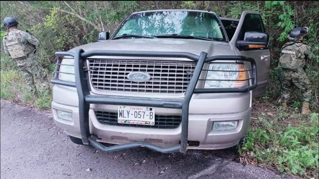 Armada asegura arsenal en una camioneta abandonada en Quintana Roo