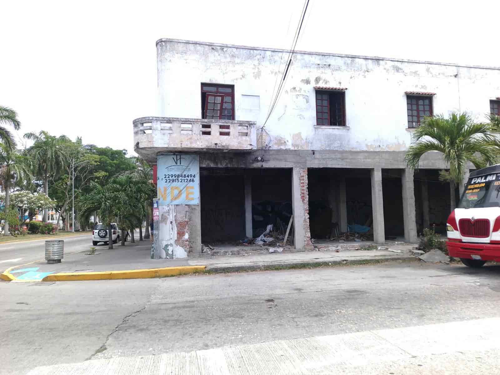 Edificio abandonado del centro de Veracruz ahora es guarida de indigentes