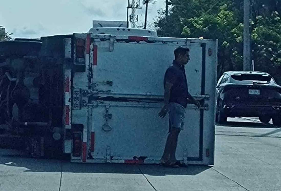 Vuelca caminoeta de carga en avenida de Veracruz