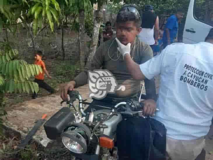 Casi pierde el ojo tras derrapar en la moto en zona rural de Acayucan