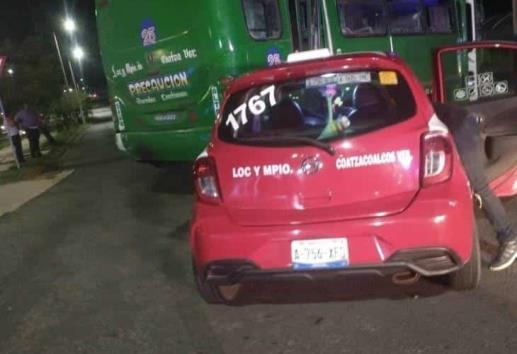 Se registra choque entre urbano y taxi en Coatzacoalcos; hay un lesionado
