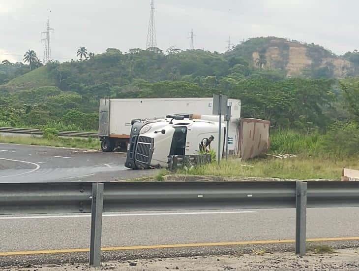 Vuelca tráiler cargado con electrodomésticos en el sur de Veracruz; inicia rapiña