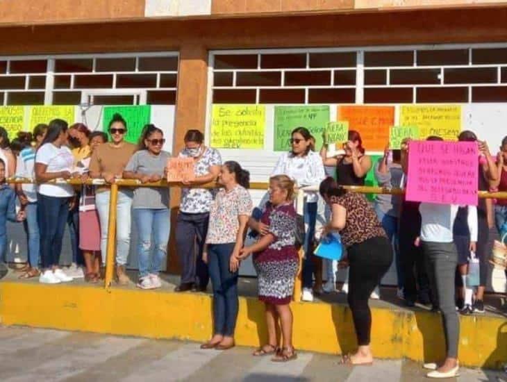 ¡Exigen salida de tutoras! Toman escuela en Tihuatlán