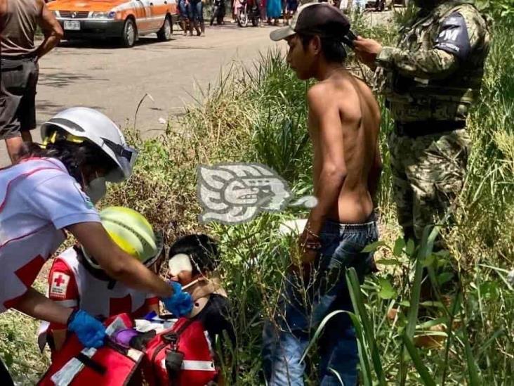 Camioneta vuelca al chocar contra taxi en Acayucan; hay 4 heridos, entre ellos un niño