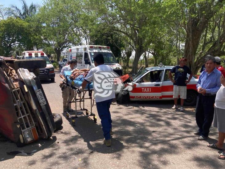 Camioneta vuelca al chocar contra taxi en Acayucan; hay 4 heridos, entre ellos un niño