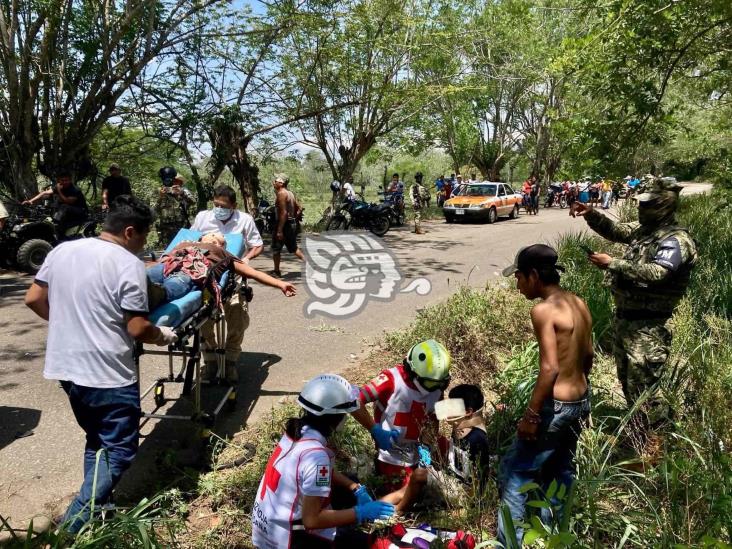 Camioneta vuelca al chocar contra taxi en Acayucan; hay 4 heridos, entre ellos un niño