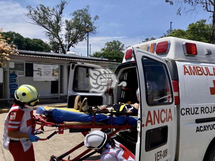 Camioneta vuelca al chocar contra taxi en Acayucan; hay 4 heridos, entre ellos un niño