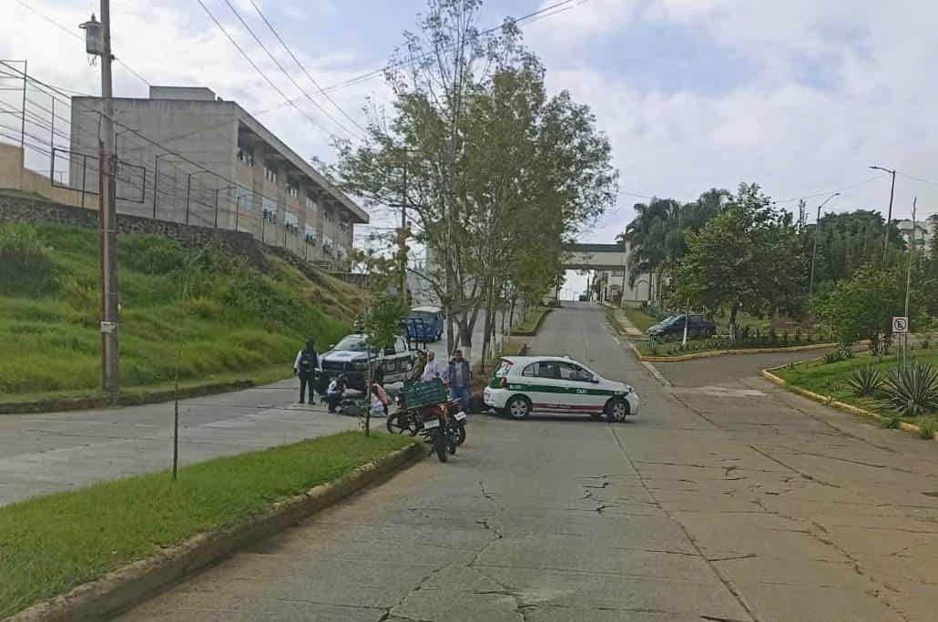 Motociclista se impacta contra taxi en Yanga